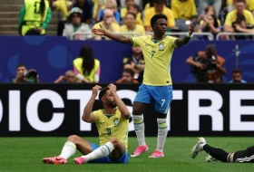 (VIDEO) - Prvo poluvreme za zaborav, a onda je Don Karlo podigao obrvu - Martineli uz sudijski zvižduk i Brazil je u osmini finala!